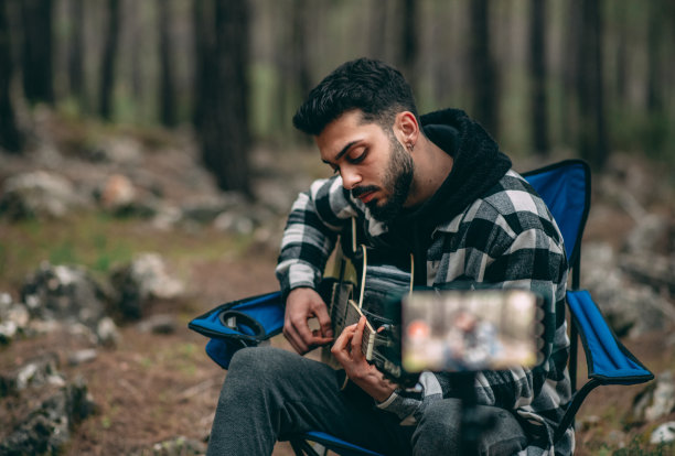 博主在玩吉他直播图片下载