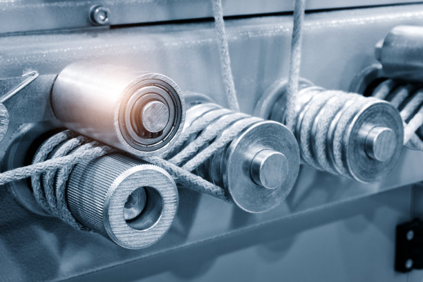 缝纫设备，织布机设备在服装厂，工业概念背景图片下载