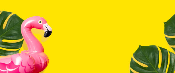 创意夏日海滩概念。充气粉红色迷你火烈鸟和热带叶怪物在黄色的背景，泳池漂浮派对。平铺复制空间。火烈鸟充气玩具。夏天的背景图片下载
