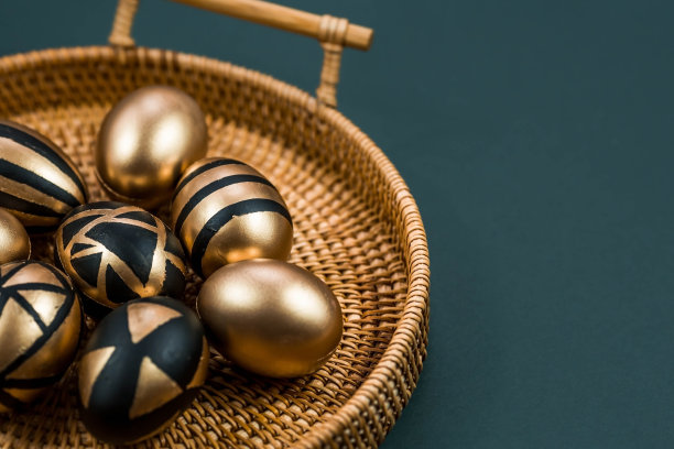 金色，黑色，白色鸡蛋在时尚的祖母绿背景。几何学。最小的概念。前视图。复活节卡片，上面有文字的地方。图片下载