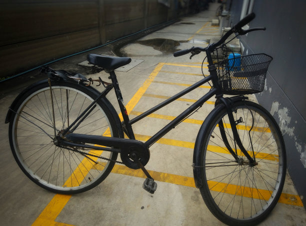 黑色的旧自行车图片下载