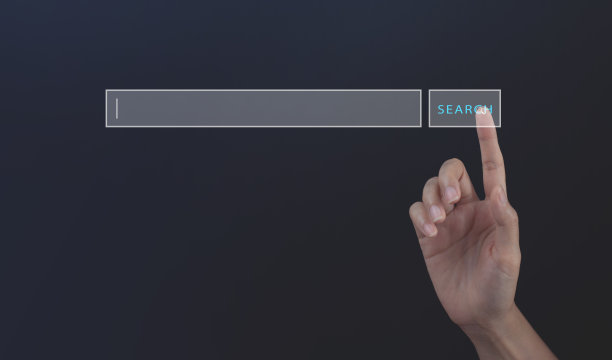 SEO，搜索引擎优化，互联网网络技术概念。一个女人在虚拟屏幕上点击搜索按钮图片下载