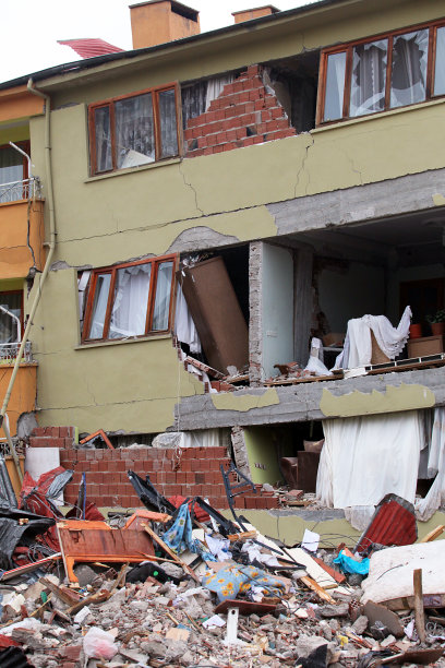 地震后被摧毁的城市建筑图片下载