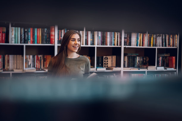 在书店买书的女人图片下载