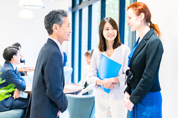 商人在办公室往海外寄邮件图片下载