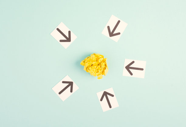 团队合作，为新想法动脑，解决问题，为目标制定战略，一起工作，箭头指向目标图片下载