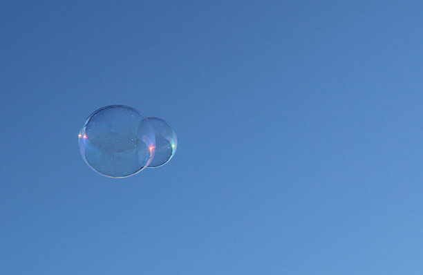 肥皂泡在万里无云的天空中飞舞图片下载
