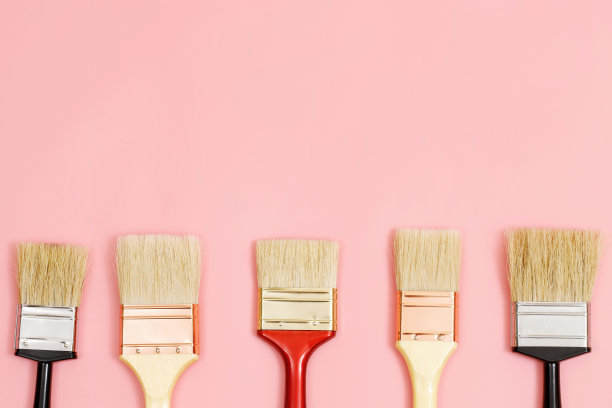 油漆刷在粉红色的背景上，如何选择完美的家庭油漆颜色和有益健康图片下载
