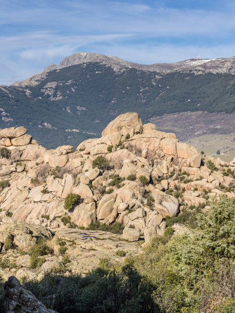 位于马德里瓜达拉马山的La Pedriza自然公园，由花岗岩组成图片下载