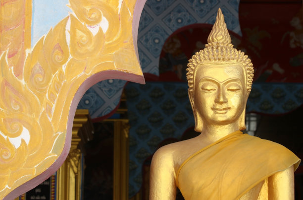 一尊佛像的正面图片下载