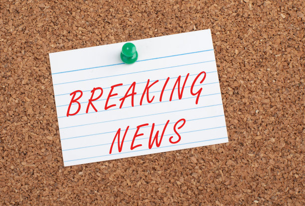 突发新闻是站在钉着的纸上，政治信息，时间故事，文本图片下载