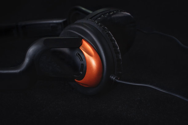 巨大的耳机放在黑暗的背景上图片下载