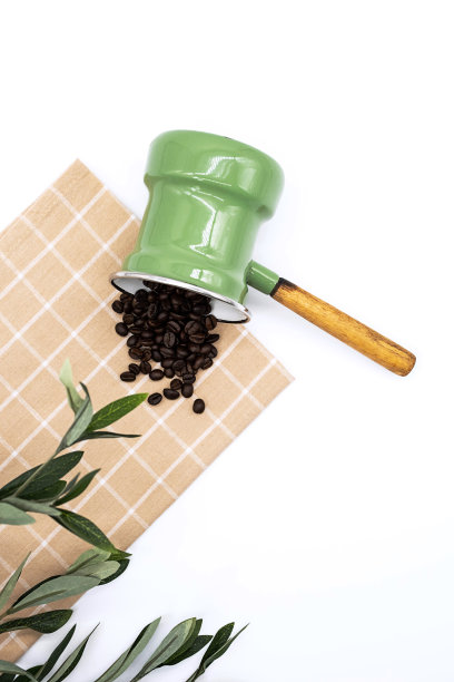 土耳其塞兹咖啡壶，咖啡豆在白色上。最小的静态寿命，复制空间。图片下载