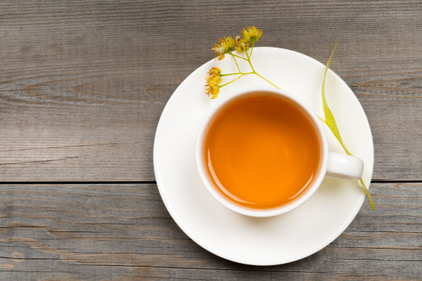 乡村木桌上的白色茶杯里的菩提树茶图片下载