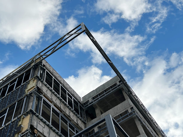 一场大火后废弃的老房子。摧毁建筑。图片下载