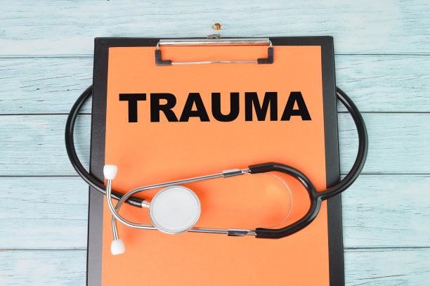 听诊器俯视图和创伤书写档案图片下载