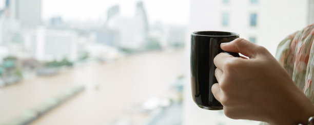 早上喝咖啡的女人。图片下载