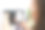 女子用智能手机连接电动汽车充电站。图片下载