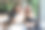 年轻的家庭与小女孩和男孩在家里的肖像图片下载