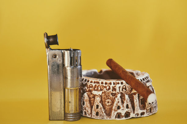 复古烟灰缸，彩色雪茄，金属复古打火机。图片下载