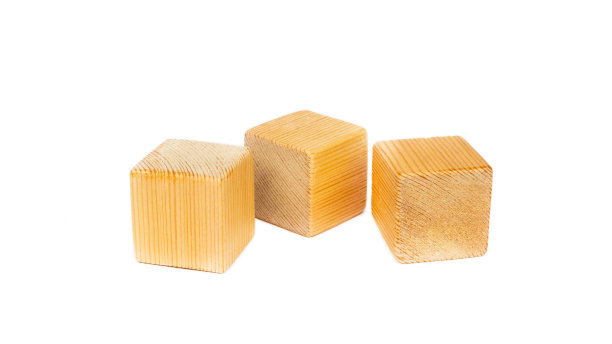 三个天然的木制玩具块孤立在白色的背景上图片下载