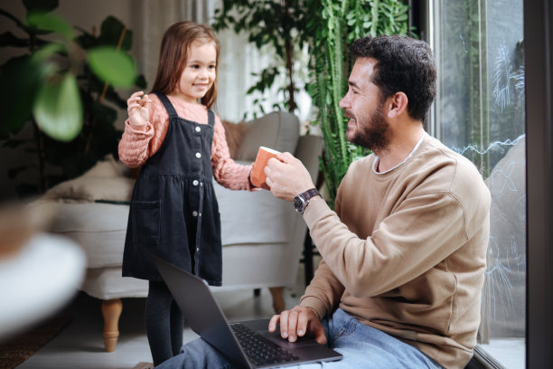 父女在家一起工作图片下载