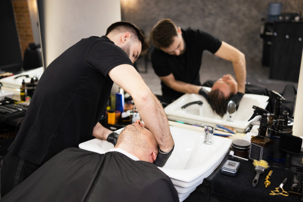 理发师在理发店为顾客洗头图片下载