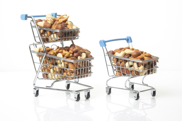 购物车里有各种各样的坚果。销售食品产品。维生素有机蛋白食品图片下载