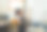 一个女木匠正在准备一块木板。图片下载