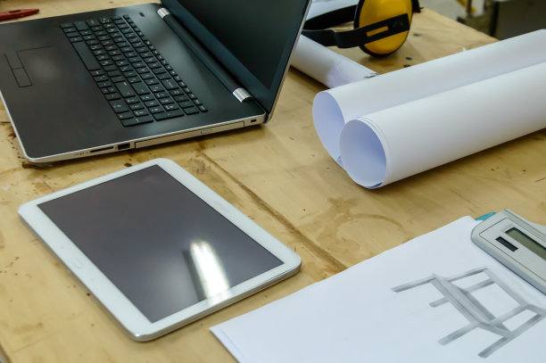 带有技术设备的现代木工车间的一张桌子。图片下载