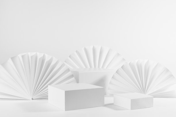 设置三个不同大小的白色矩形讲台模型的展示，展示化妆品产品或商品与肋纸扇子，优雅的现代风格的百叶窗，侧视图，角落，3d。图片下载