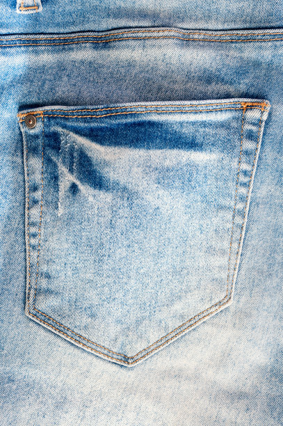 垂直视图旧褪色的牛仔裤后口袋。时尚背景图片下载