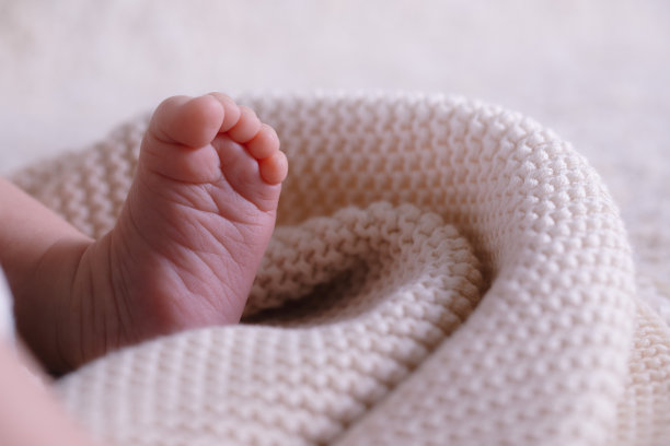 白色毯子上新生婴儿的脚图片下载