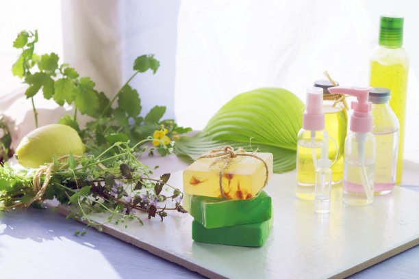 草药、天然肥皂、酊剂和芳香油放在木桌上，这是水疗的概念图片下载