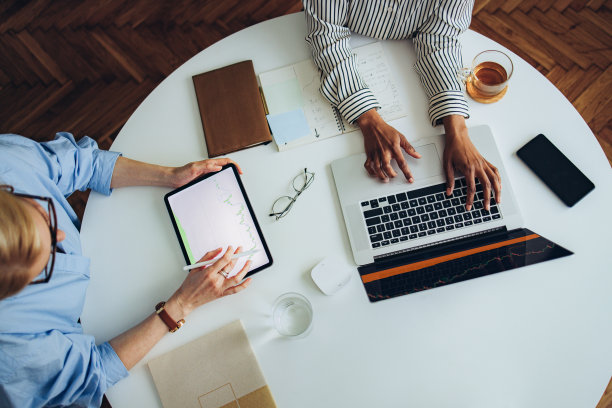 两个无法辨认的女商人在办公室一起工作图片下载