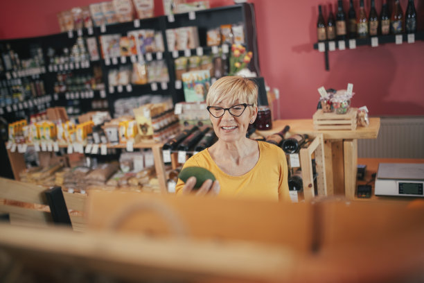 一位面带微笑的老妇人喜欢购买有机食品。图片下载
