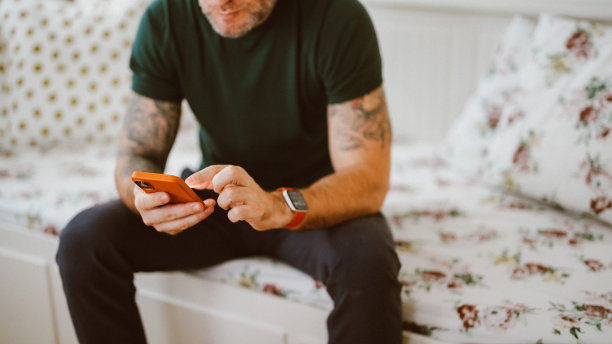 男人在家里用智能手机发短信图片下载