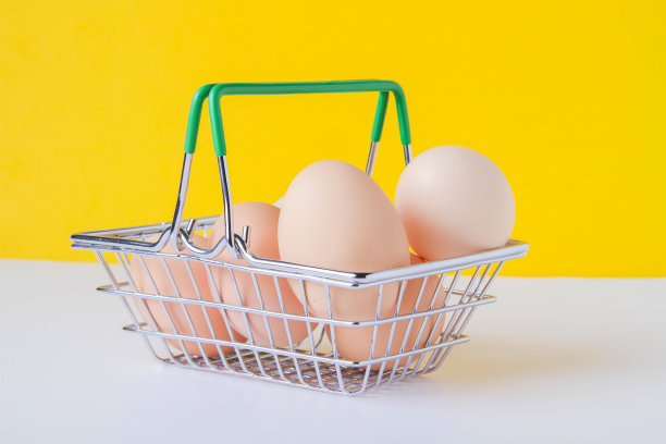 购物车里的鸡蛋。商店里有鸡蛋。货架上的新鲜食品。图片下载