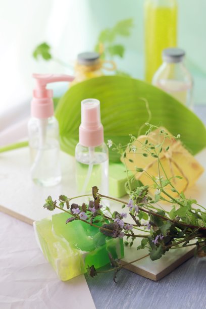 草药、天然肥皂、酊剂和芳香油放在木桌上，这是水疗的概念图片下载