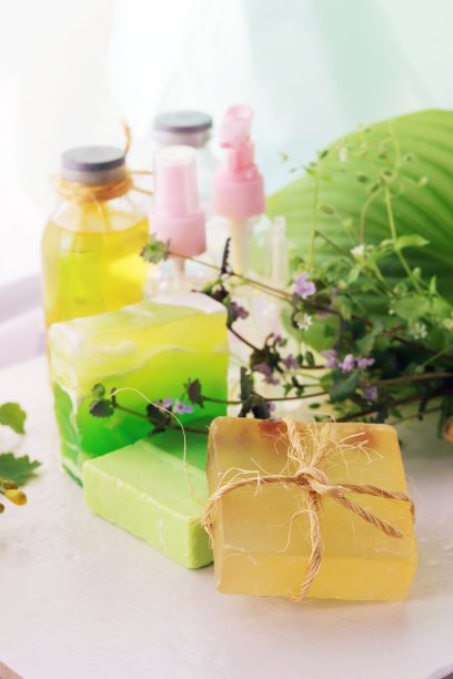 草药、天然肥皂、酊剂和芳香油放在木桌上，这是水疗的概念图片下载