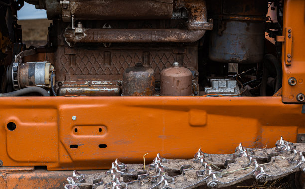 老式柴油拖拉机的发动机舱图片下载