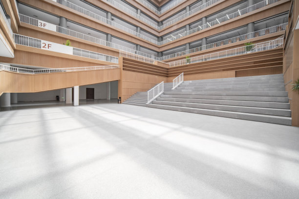 现代图书馆的楼梯和空书架。图片下载