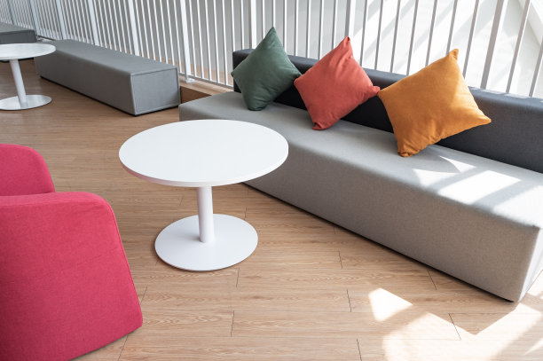 现代图书馆中的休闲区。图片下载