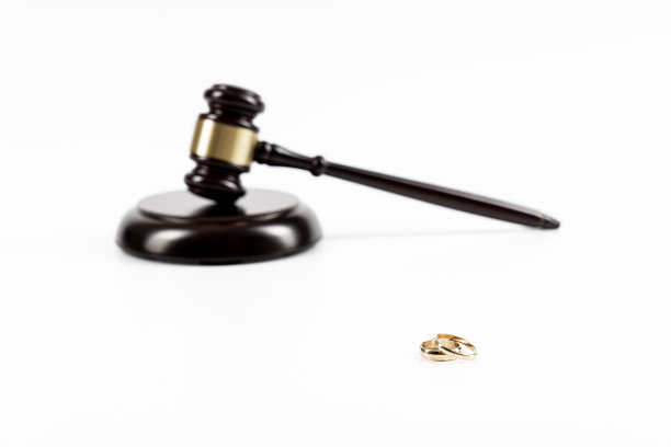 树木破碎的心形图案和法官锤子上的结婚戒指图片下载