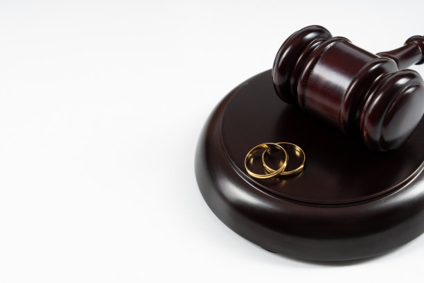 树木破碎的心形图案和法官锤子上的结婚戒指图片下载