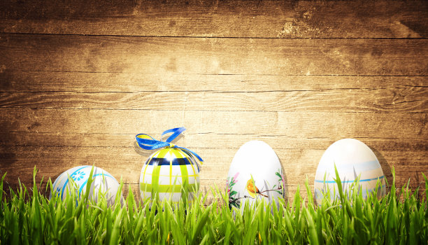 复活节背景与彩色复活节彩蛋在木制背景。图片下载