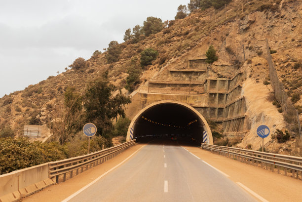 撒哈拉沙漠沙尘暴后高速公路隧道入口(卡利马)图片下载