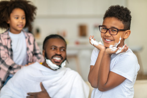 男孩看着镜头用泡沫摸脸图片下载