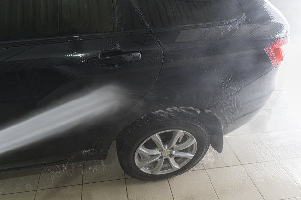 用高压洗涤剂清洗汽车。选择性聚焦镜头图片下载