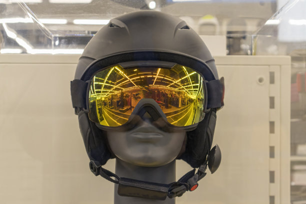 商店货架上的模特戴着眼镜和滑雪头盔图片下载